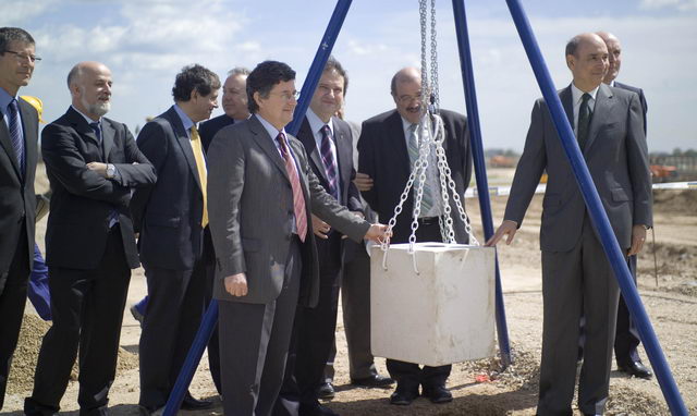 Acto de la puesta de la primera piedra del nuevo hangar de Iberia al aeropuerto del Prat (21 de Abril de 2008)